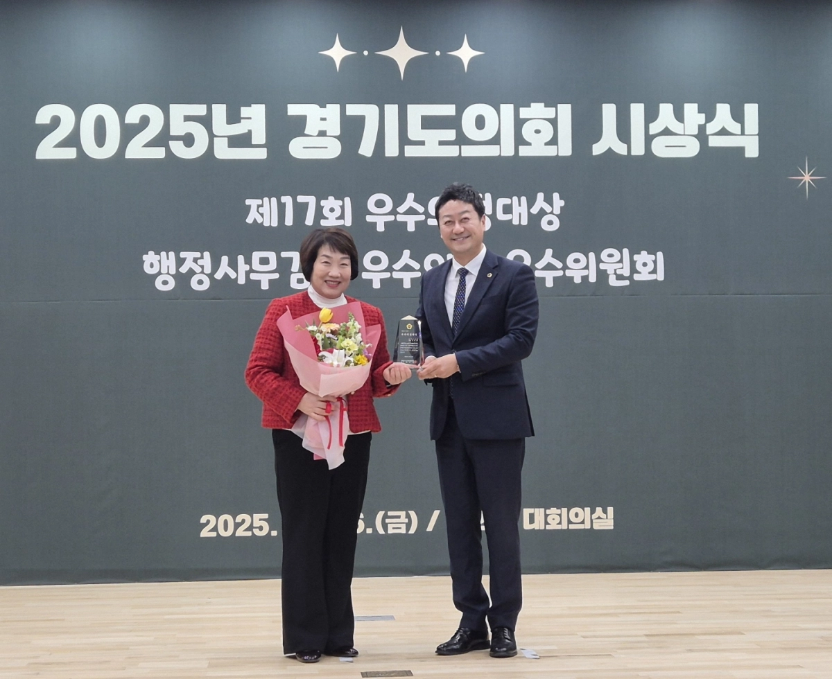 26일 대한민국시도의회의장협의회가 주관한 ‘제17회 우수의정대상’을 수상한 지미연 의원이 기념촬영을 하고 있다.(사진=경기도의회)