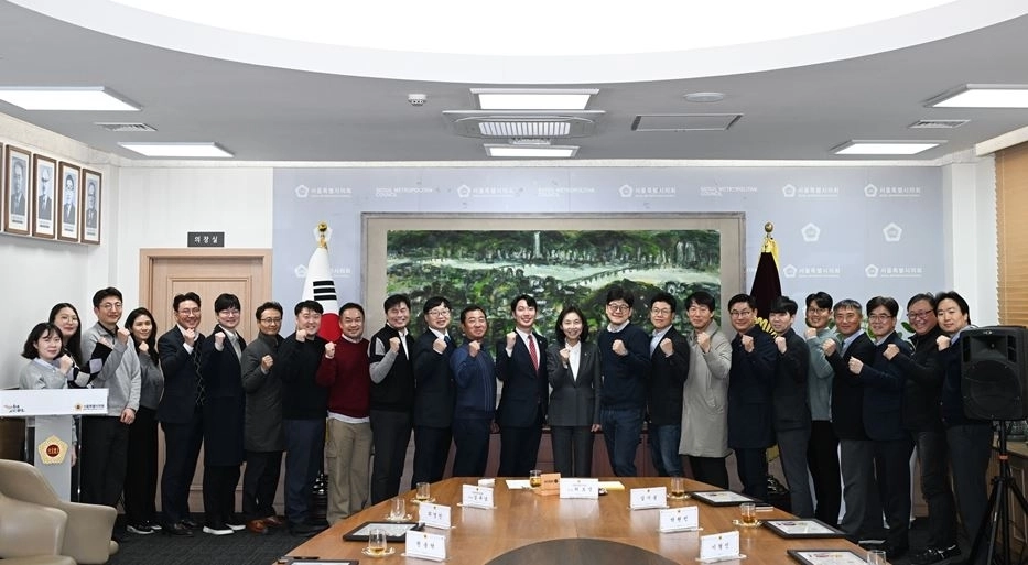 최호정 서울시의회 의장(중앙)과 기념 촬영하는 수상자들