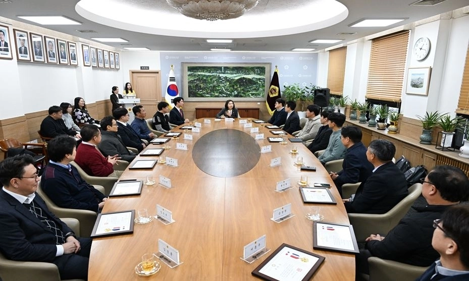 최호정 서울시의회 의장(중앙)과 간담회 중인 수상자들