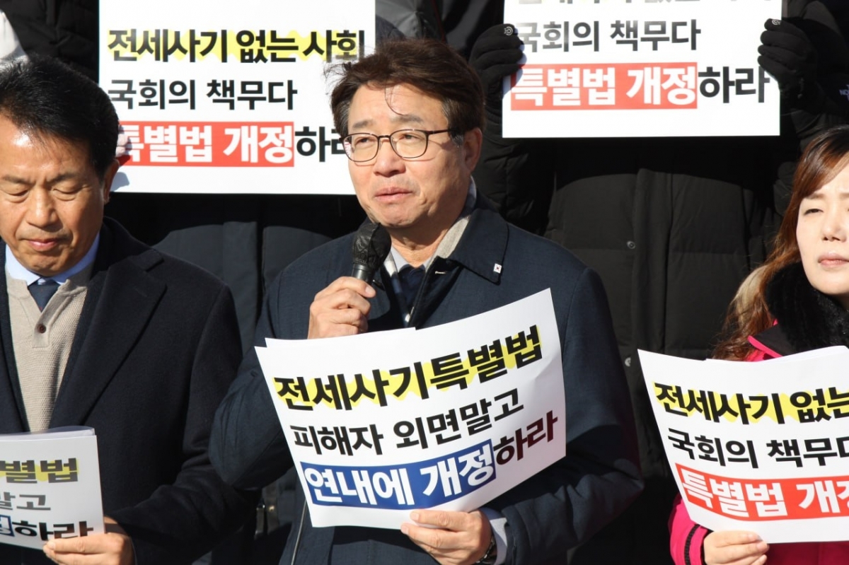 염태영(가운데) 더불어민주당 의원이 지난 4일 국회 본관 계단에서 열린 ‘전세사기특별법 개정안 연내 처리 촉구 기자회견’에 참석해 전세사기 피해자 구제 대책과 ‘선구제 후구상’ 입법 필요성을 설명하고 있다. 염태영 의원실 제공