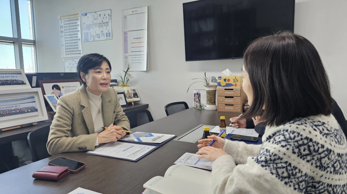 이경혜 의원이 26일 경기도 도민권익위원회로부터 공공사업 감시·평가 중점감시사업에 대한 결과 보고를 받고 있다.(사진=경기도의회)