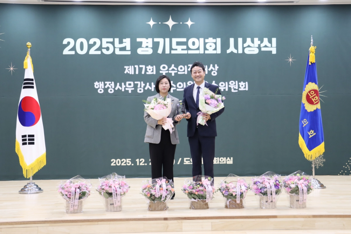 26일 대한민국시도의회의장협의회가 주관한 ‘제17회 우수의정대상’을 수상한 이은미 의원이 기념촬영을 하고 있다.(사진=경기도의회)