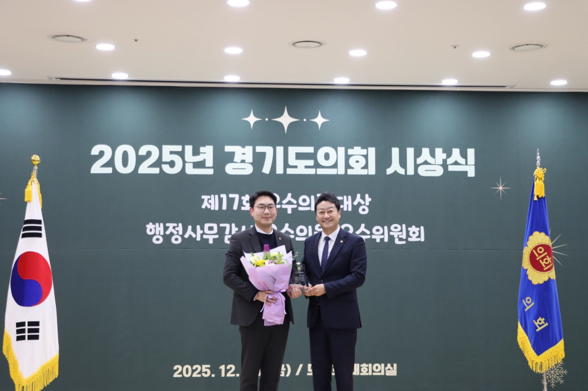 26일 대한민국시도의회의장협의회가 주관한 ‘제17회 우수의정대상’을 수상한 문승호 의원이 기념촬영을 하고 있다.(사진=경기도의회)