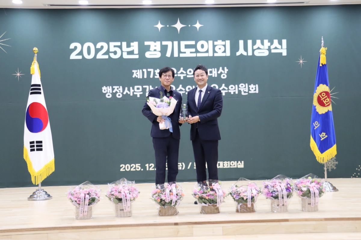 26일 대한민국시도의회의장협의회가 주관한 ‘제17회 우수의정대상’을 수상한 국중범 의원이 기념촬영을 하고 있다.(사진=경기도의회)