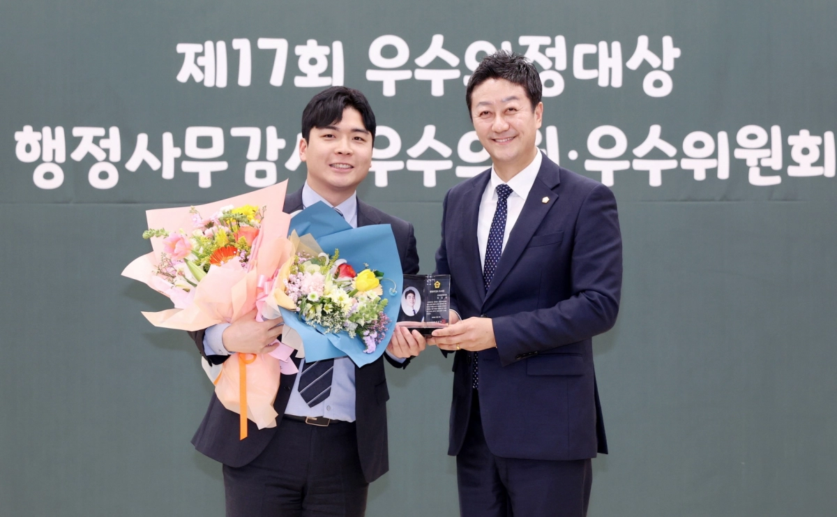 정동혁 의원이  ‘2025년 경기도의회 시상식’에서 행정사무감사 우수의원으로 선정돼 기념촬영을 하고 있다.(사진=경기도의회)