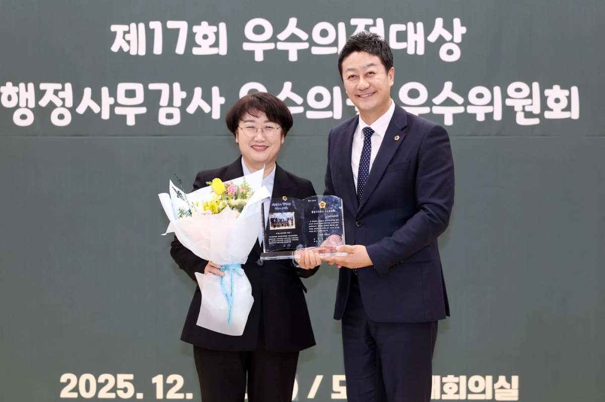 26일 대한민국시도의회의장협의회가 주관한 ‘제17회 우수의정대상’을 수상한 고은정 의원이 기념촬영을 하고 있다.(사진=경기도의회)