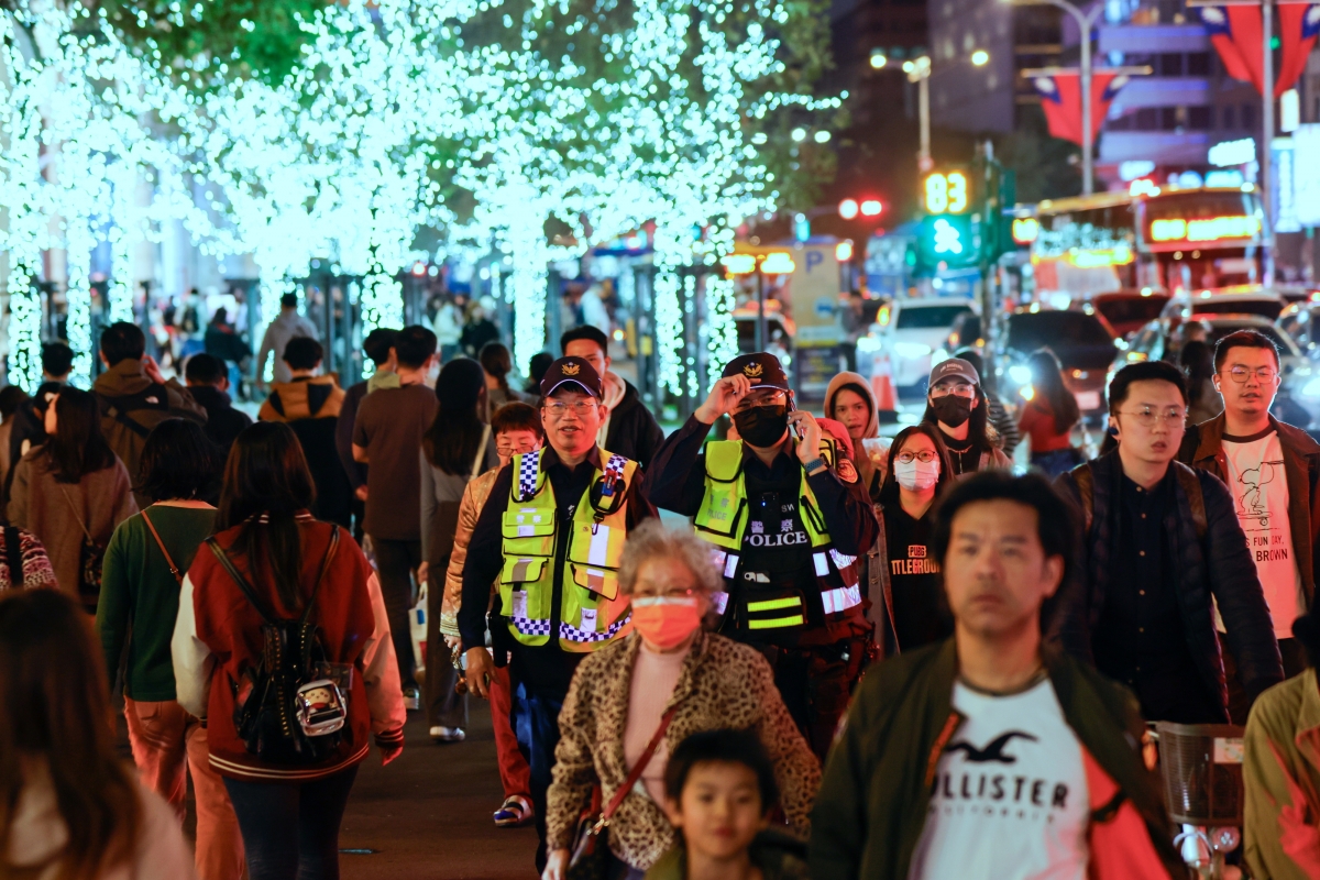 24일 대만 타이베이 시내에서 경찰이 순찰하고 있다. 2025.12.24 타이베이 EPA 연합뉴스