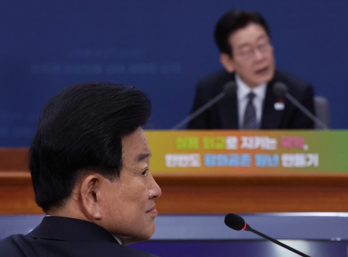 정동영 통일부 장관이 12월 19일 정부서울청사 별관에서 열린 외교부(재외동포청)·통일부 업무보고에서 이재명 대통령 질문에 답하는 참석자를 바라보고 있다.