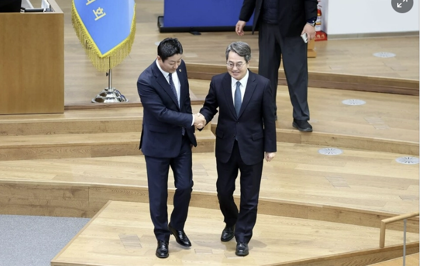 2026년도 경기도 예산안이 본회의를 통과한 직후, 김진경 경기도의회 의장과 김동연 경기도지사가 본회의장에서 악수를 나누고 있다. (김동연 경기지사 페이스북 캡처)