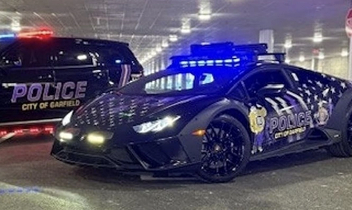 미국 뉴저지주 가필드 경찰이 마약 인식 개선 캠페인에 투입한 람보르기니 우라칸 스테라토(오른쪽). 가필드 경찰