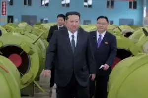 [포토] 김정은, 미사일·포탄 생산실태 점검