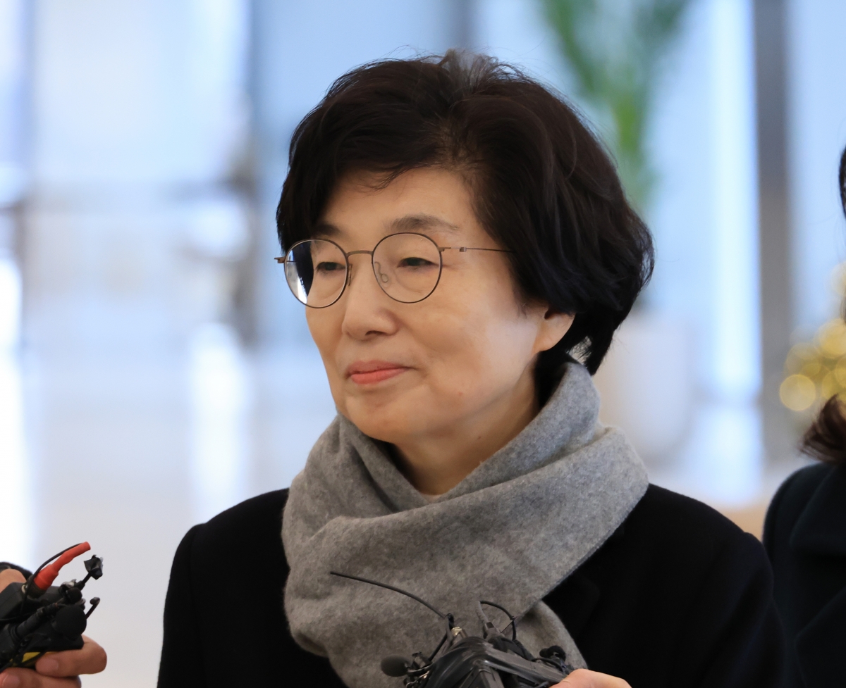 김기현 국민의힘 의원의 아내 이모씨가 27일 서울 종로구 KT 광화문빌딩 웨스트에 있는 민중기 특별검사팀(김건희 특검) 사무실로 들어서고 있다. 이씨는 2023년 김 의원의 당대표 당선을 대가로 김 여사에게 고가의 가방을 선물한 혐의를 받는다. 2025.12.27 연합뉴스