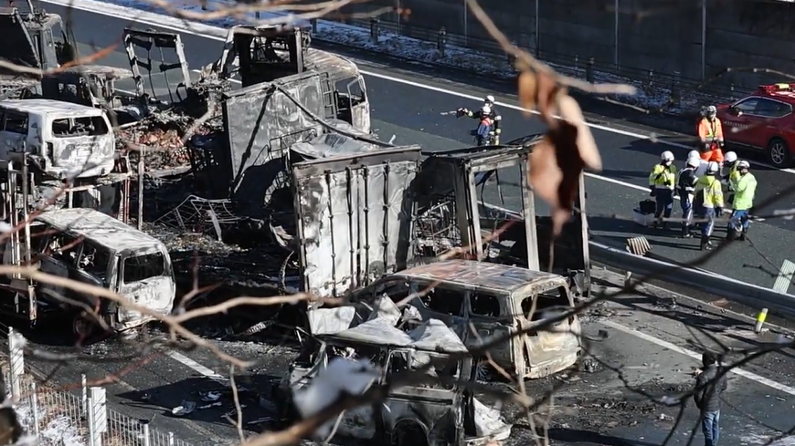 27일 일본 군마현 미나카미초(町) 칸에츠 자동차 전용도로가 전날 발생한 차량 60여대 연쇄 추돌사고로 통제되고 있다. 교도통신 유튜브 캡처