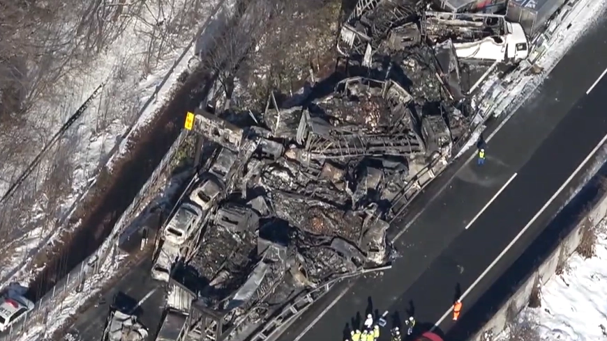 27일 일본 군마현 미나카미초(町) 칸에츠 자동차 전용도로가 전날 발생한 차량 60여대 연쇄 추돌사고로 통제되고 있다. 교도통신 유튜브 캡처