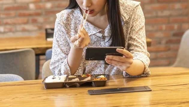 TV를 시청하며 식사를 하는 것이 스마트폰 영상을 보면서 먹을 때보다 더 많은 칼로리를 섭취하게 된다는 연구 결과가 나왔다. 아이클릭아트