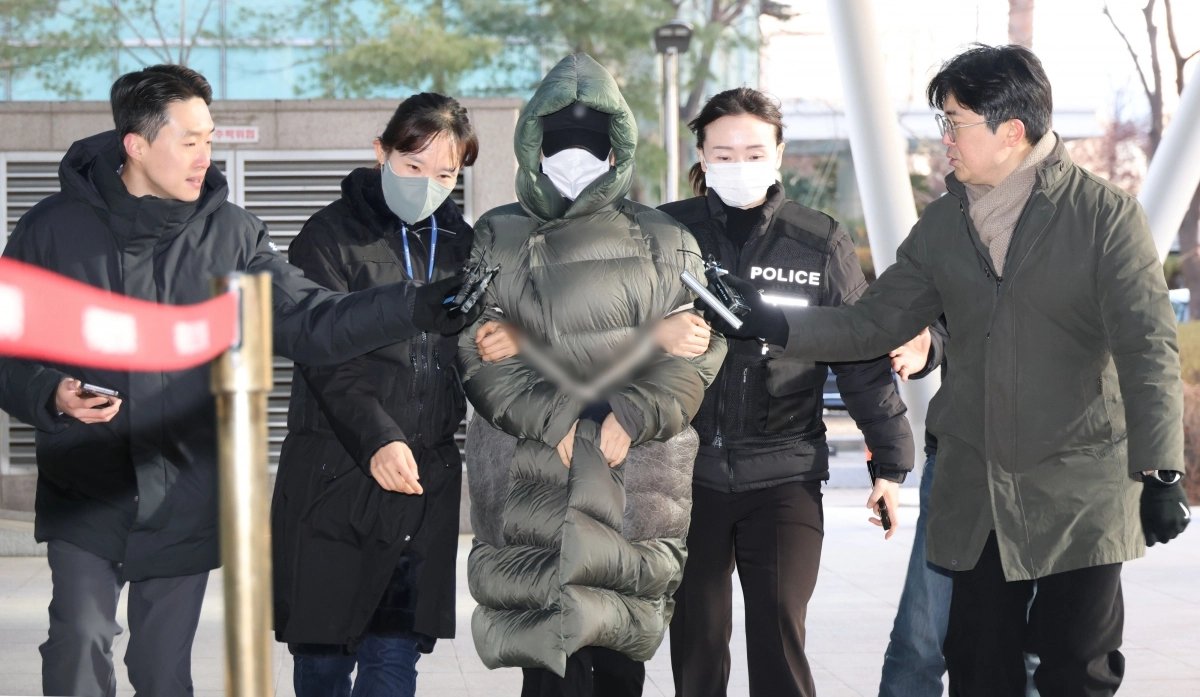 마약 혐의로 수사선상에 오른 상태에서 해외로 도피했다가 체포된 남양유업 창업주 외손녀 황하나 씨가 26일 경기도 안양시 수원지방법원 안양지원에서 열린 구속 전 피의자 심문(영장실질심사)에 출석하고 있다. 2025.12.26.