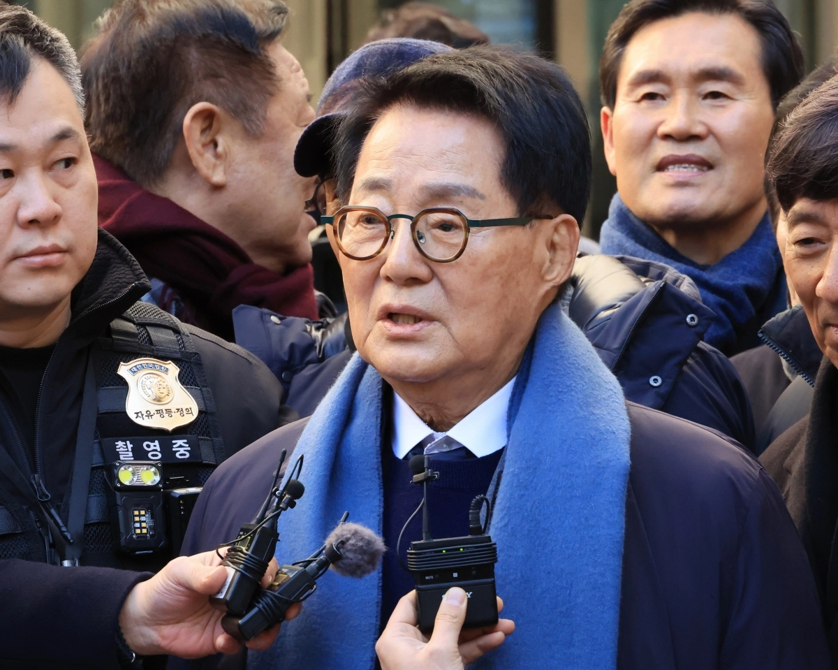 2020년 서해에서 발생한 공무원 피격 사건을 은폐하려 한 혐의로 재판에 넘겨진 박지원 전 국가정보원장이 26일 서울 서초구 중앙지법에서 무죄를 선고받고 법원을 나서며 발언하고 있다. 2025.12.26 연합뉴스