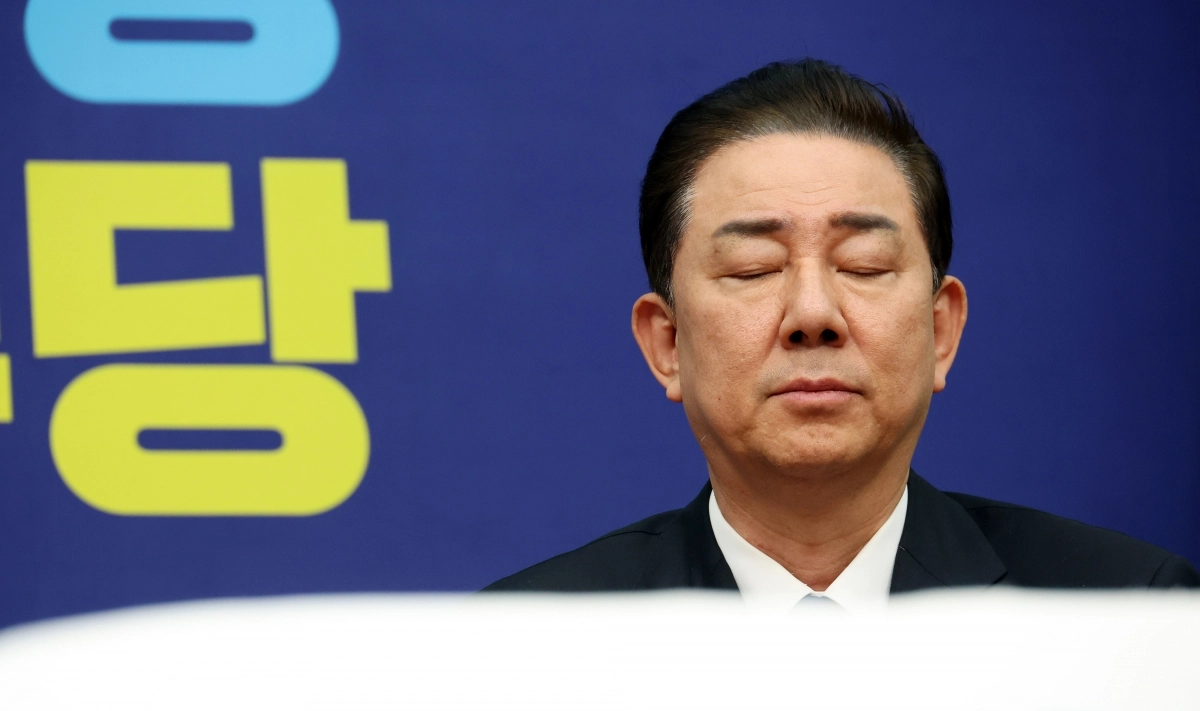 더불어민주당 김병기 원내대표가 지난 24일 국회에서 열린 최고위원회의에서 최고위원들의 발언을 들으며 생각에 잠겨 있다. 2025.12.24. 연합뉴스