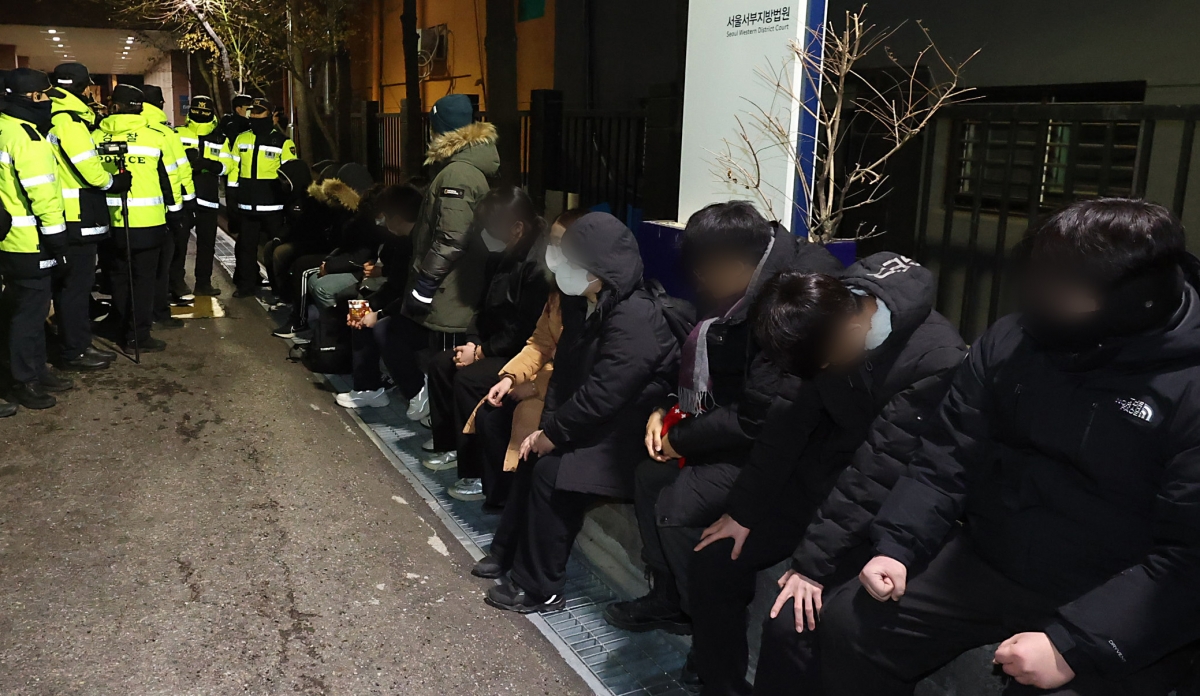 서울 마포구 서울서부지법에 법원 담장을 넘어 무단 침입한 윤 대통령 지지자들. 연합뉴스