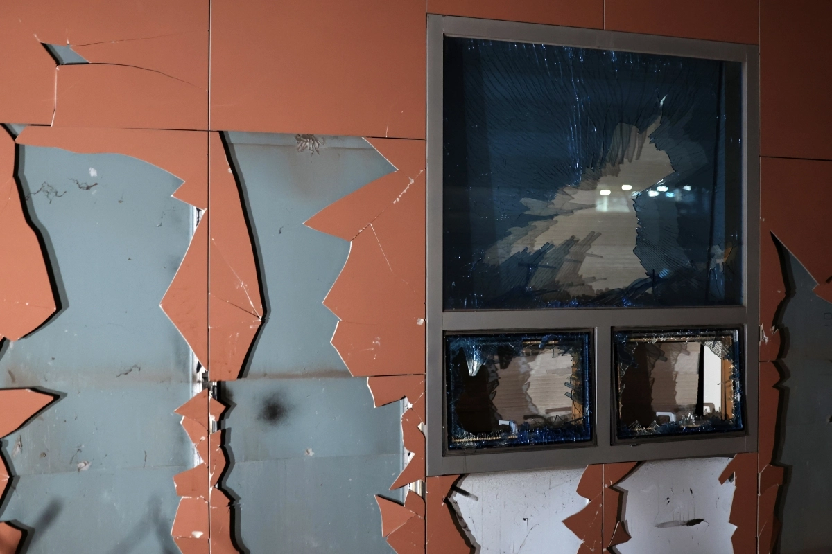 격분한 지지자들이 난입해 유리창과 법원 건물 벽면 등을 파손한 흔적이 남아 있다. 2025.1.19 뉴스1