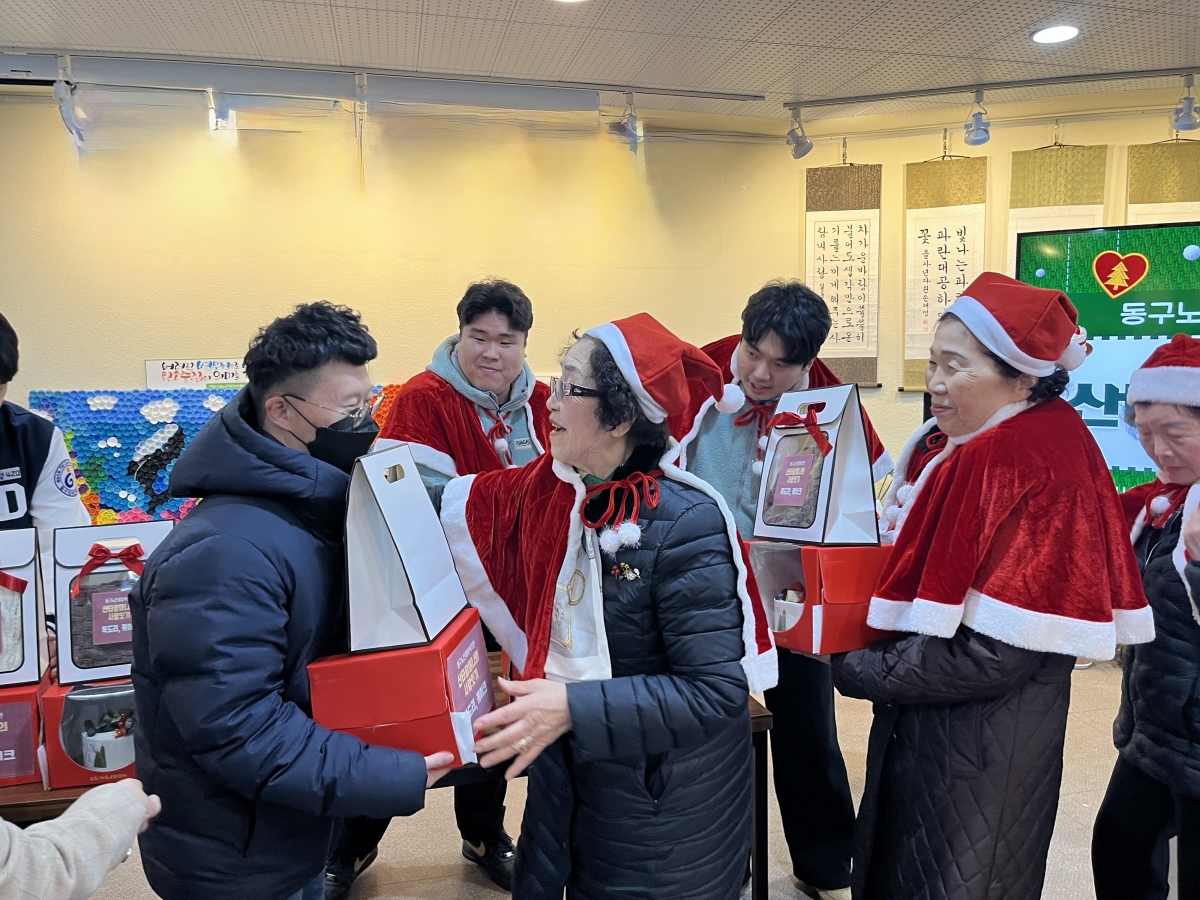 광주 동구 노인종합복지관 이용 어르신들이 지난 24일 ‘산타 할머니’로 변신해 지역 장애인들에게 선물을 전달하고 있다. 광주광역시 동구 제공