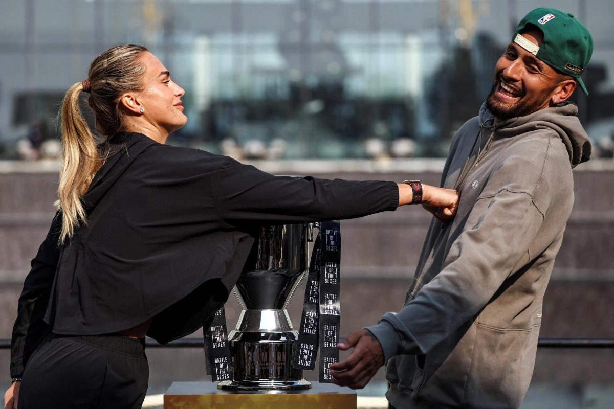 테니스 여자 단식 세계랭킹 1위 아리나 사발렌카(왼쪽)가 27일(현지시가) 두바이 아틀란티스 더 로열에서 열린 기자회견에서 성 대결에 나서는 닉 키리오스의 명치를 장난스럽게 밀치자 키리오스가 활짝 웃고 있다. 두바이 AFP 연합뉴스