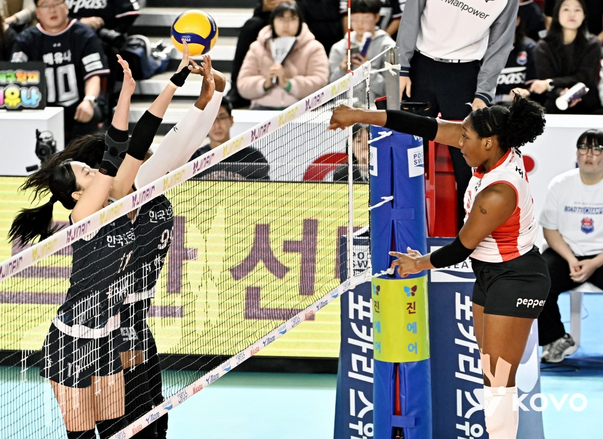 페퍼저축은행의 조이(오른쪽)가 26일 도로공사와의 경기에서 스파이크를 날리고 있다. 페퍼저축은행은 이날 경기에서 패배하면서 9연패를 기록했다. 전략·리더십 부재라는 지적을 받는 장소연 감독도 살얼음판 위를 걷고 있다.