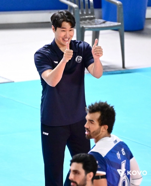 삼성화재의 고준용 감독 대행이 26일 OK저축은행과의 경기에서 공격에 성공한 팀원들에게 엄지를 들어보이고 있다. 삼성화재는 이날 경기에서 이기면서 11연패의 고리를 끊었다. 한국배구연맹 제공