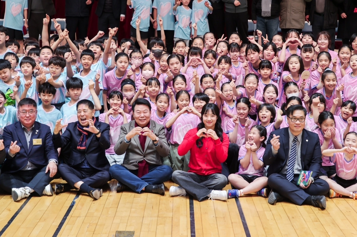 신유빈과 탁구 꿈나무들. 당진시 제공