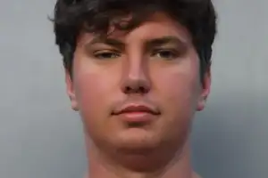 thumbnail - “크리스마스날 알몸男이 집에 침입” 발칵…534억 저택 노린 결말은