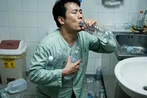 thumbnail - “당신이 마시는 그 물, 독약일 수도 있다” 소리 없는 살인마 ‘물 중독’... ‘육지 익