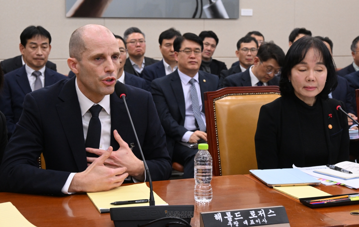 지난 17일 서울 여의도 국회 과학기술정보방송통신위원회에서 열린 쿠팡 개인정보 유출 사고 관련 청문회에 출석한 해롤드 로저스 쿠팡 대표이사가 의원들 질의에 답변하고 있다. 안주영 전문기자