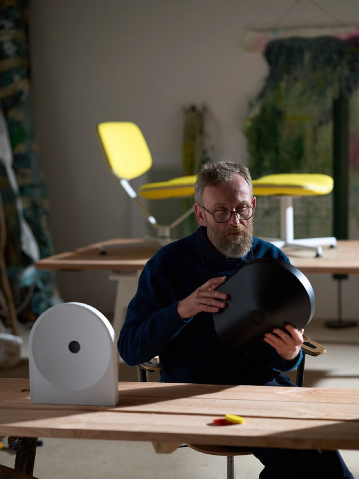삼성전자가 28일 2026년형 사운드 기기 신제품 공개를 예고한 가운데 프랑스 출신 가구 디자이너인 에르완 부홀렉이 ‘뮤직 스튜디오 5’를 소개하고 있다. 삼성전자 제공