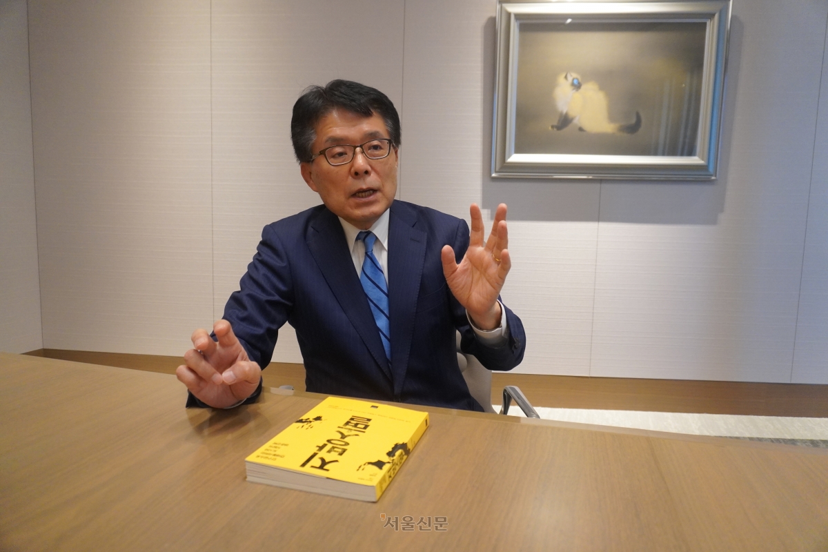 마스다 히로야 전 일본 총무상이 지난 18일 도쿄 오테마치에서 서울신문과 인터뷰를 하고 있다. 그는 인구 감소의 위기를 경고하면서도 “지방이라고 해서 모두 같은 것은 아니다. 낡은 방식이 허용돼선 안 된다는 인식이 자리 잡은 곳에서는 실제 변화가 나타나고 있다”고 말했다. 그가 언급한 ‘낡은 방식’은 지방이라는 이유로 낮은 기준과 불리한 조건이 용인돼 온 노동·조직·생활·인식 구조를 가리킨다.