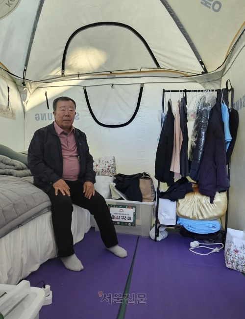 사고로 가족 5명을 떠나보낸 박인욱(70)씨는 공항청사 2층에 마련된 천막에서 1년째 생활하며 신속한 진상 규명을 요구하고 있다.