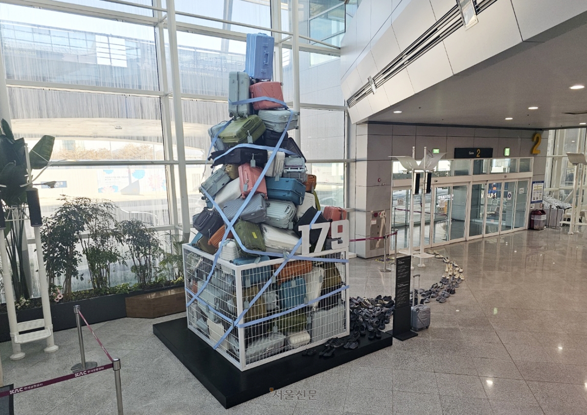 무안공항 1층 로비에는 신발 179켤레와 가방 179개로 만들어진 ‘캐리어 179: 못다 한 여행의 기록’이라는 제목의 5m 높이의 탑이 들어서 있다.  최종필 기자