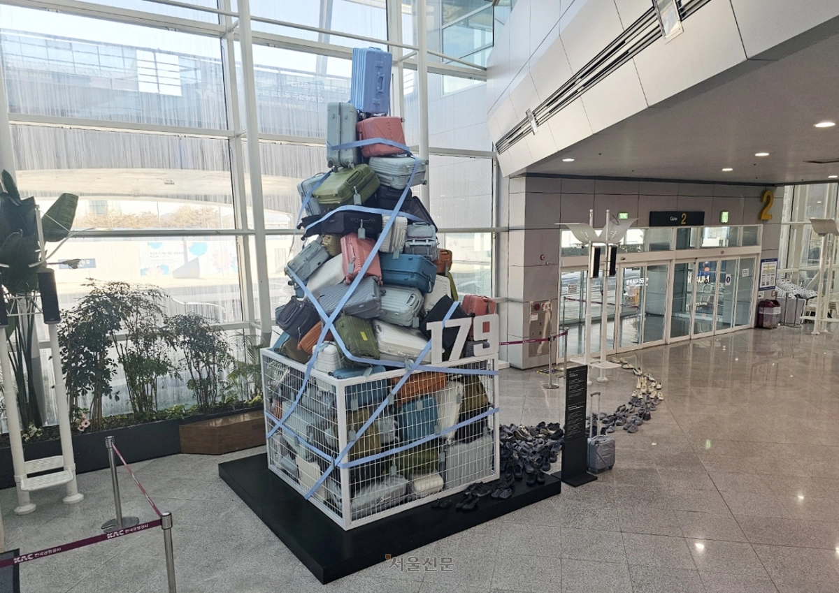 무안공항 1층 로비에는 신발 179켤레와 가방 179개로 만들어진 ‘캐리어 179: 못다 한 여행의 기록’이라는 제목의 5m 높이의 탑이 들어서 있다.  최종필 기자