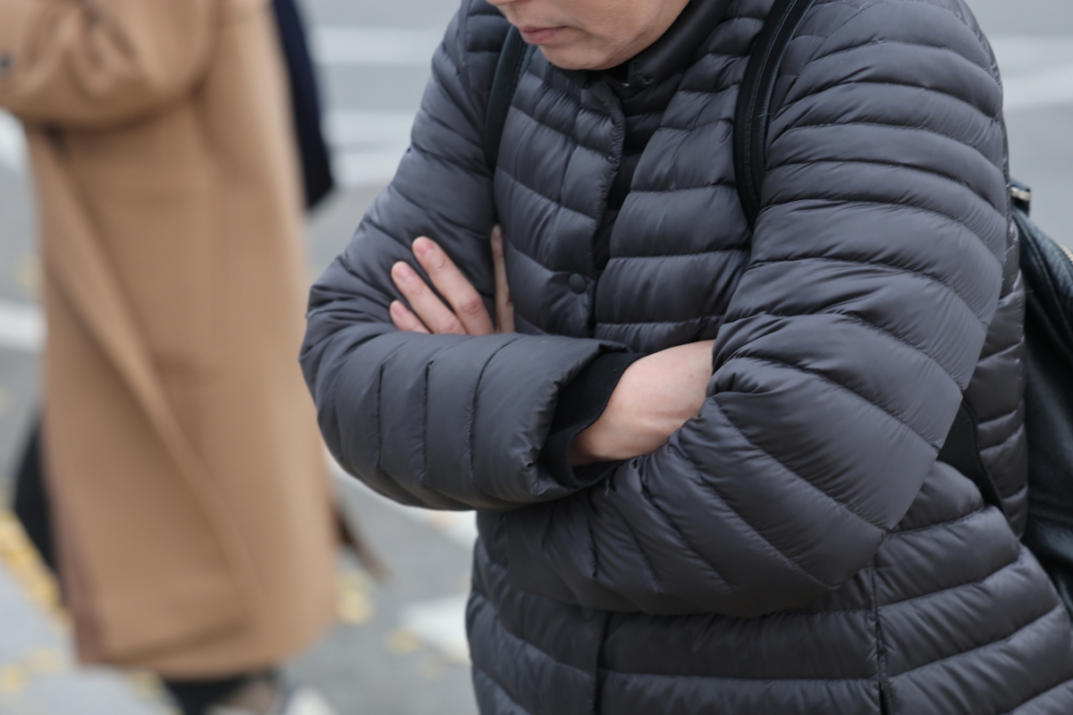 출근길 추위에 움츠러든 시민들