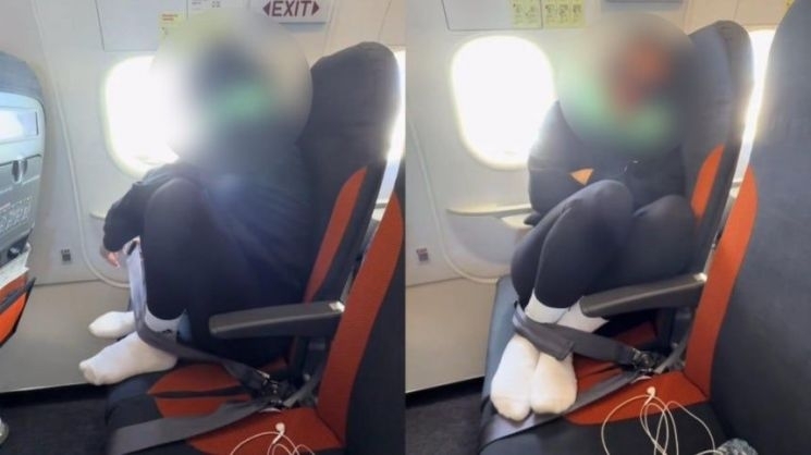 이코노미석에서 숙면하는 방법을 올린 탑승객. 엑스 캡처.