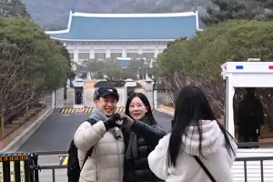 오늘 다시 봉황기 올리고 대통령 품는 ‘청와대’