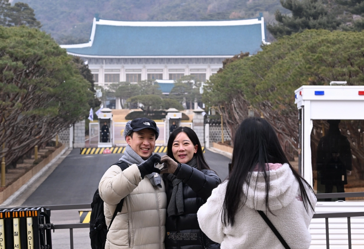 오늘 다시 봉황기 올리고 대통령 품는 ‘청와대’