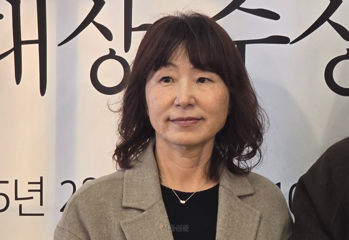 병오년 새해 무게감 있는 중견 작가부터 통통 튀는 젊은 감각의 작가들까지 대거 출격을 준비하고 있다. 사진은 은희경. 서울신문 DB