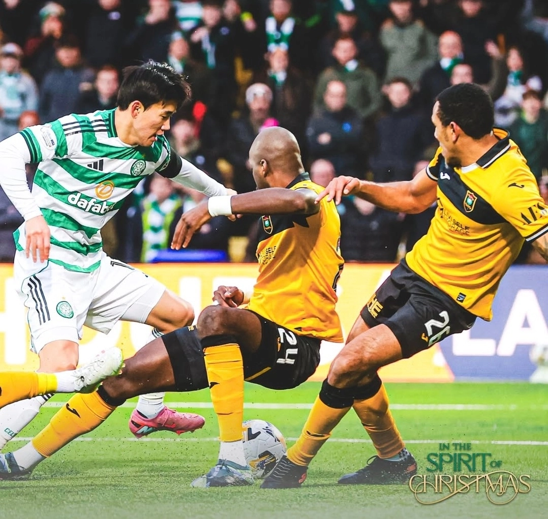 스코틀랜드 프로축구 셀틱에서 뛰는 양현준(왼쪽)이 28일(한국시간) 스코틀랜드 리빙스턴 세트 페어 아레나에서 열린 2025~26 프리미어십 19라운드 리빙스턴 원정경기에서 전반 10분 2-2 동점골을 넣고 있다. 셀틱 구단 SNS 캡처