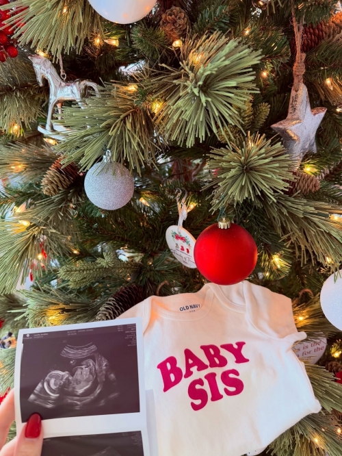 크리스마스 트리 옆에 태아 초음파 사진과 ‘작은 딸’이라고 써진 티셔츠가 놓여있는 모습. 캐럴라인 레빗 인스타그램 캡처
