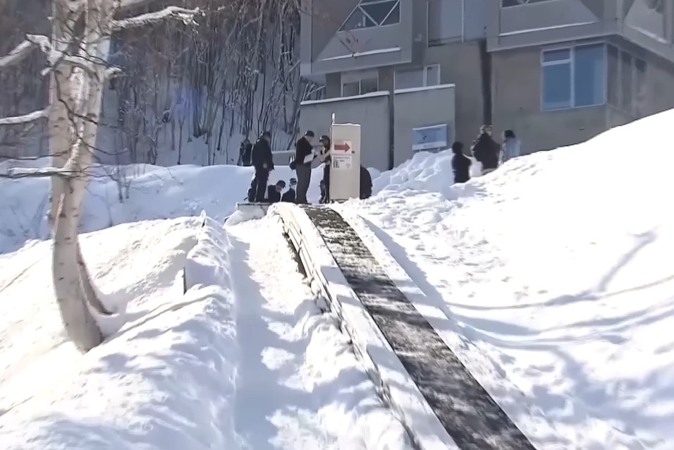 28일 오전 일본 홋카이도 오타루의 한 스키 리조트에서 5살 어린이가 리조트 주차장과 슬로프 사이에 설치된 에스컬레이터에 팔이 끼여 사망한 사고가 발생했다. 홋카이도문화방송(UHB) 보도화면 캡처