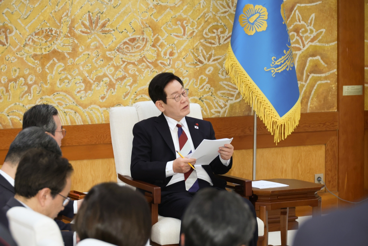 이재명 대통령이 29일 대통령실 이전 작업이 마무리된 청와대로 출근한 뒤 참모진과 차담을 하고 있다. 2025.12.29 연합뉴스