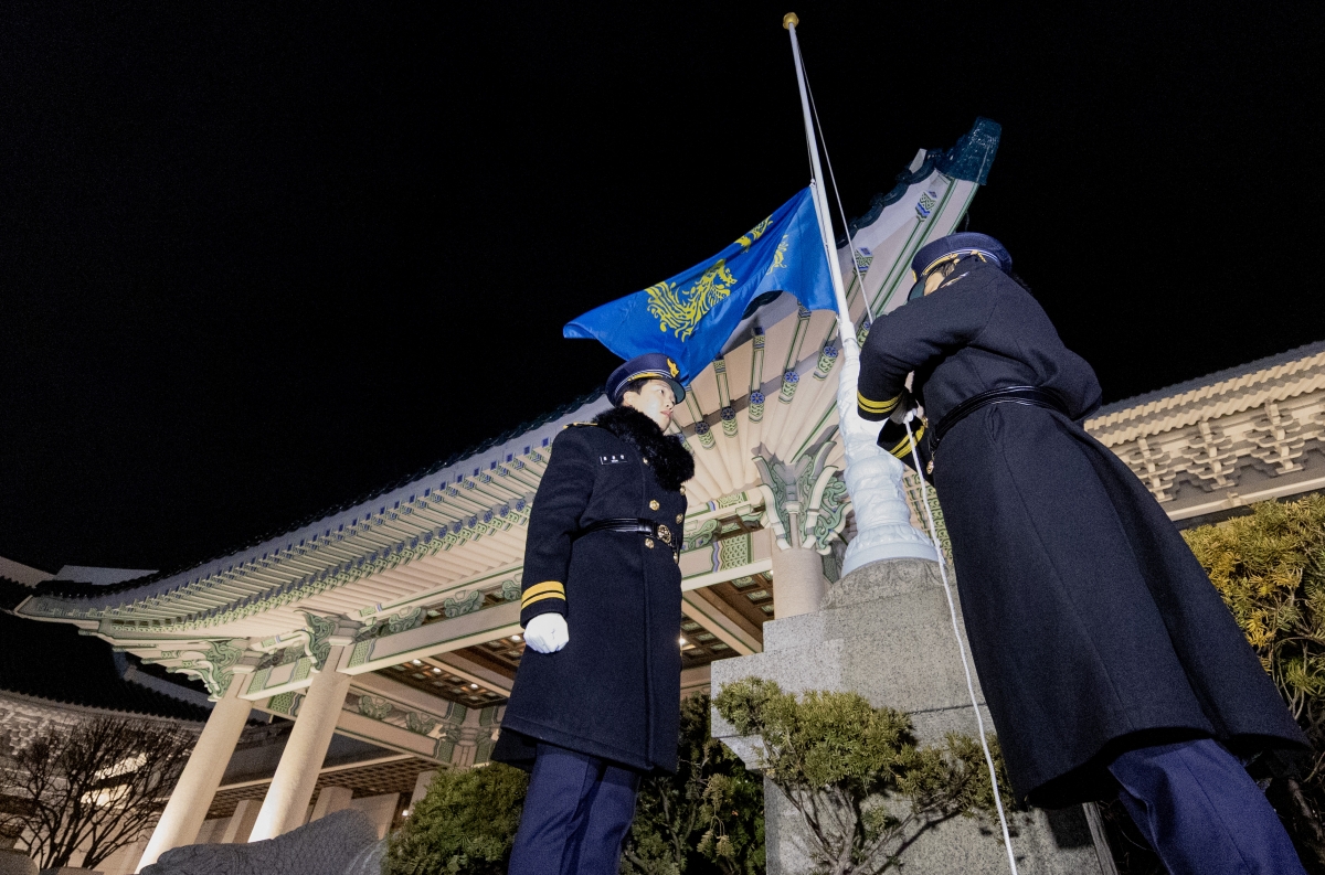 29일 청와대에서 근무자들이 봉황기를 게양하고 있다. 봉황기는 우리나라 국가수반의 상징으로, 대통령의 주 집무실이 있는 곳에 상시 게양된다. 2025.12.29 연합뉴스
