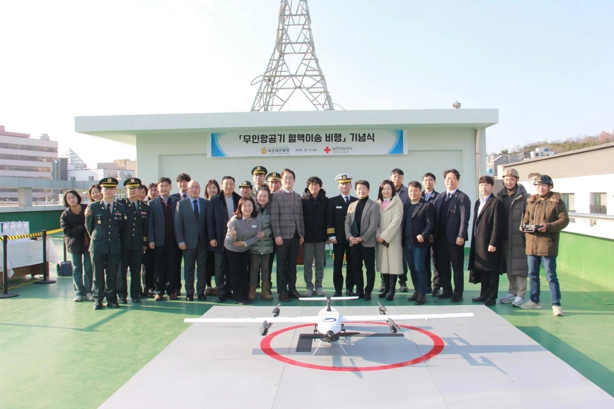 대전 도심 장거리 무인항공 배송 관계자들이 기념촬영을 하고 있다. 시 제공