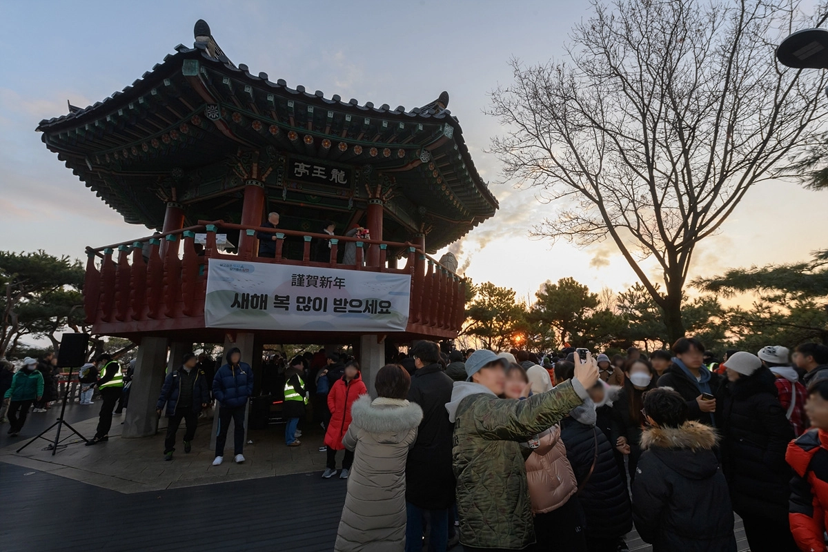 지난해 양천구 목2동 용왕산 용왕정에서 새해를 맞이하고 있는 주민들 모습. 양천구 제공
