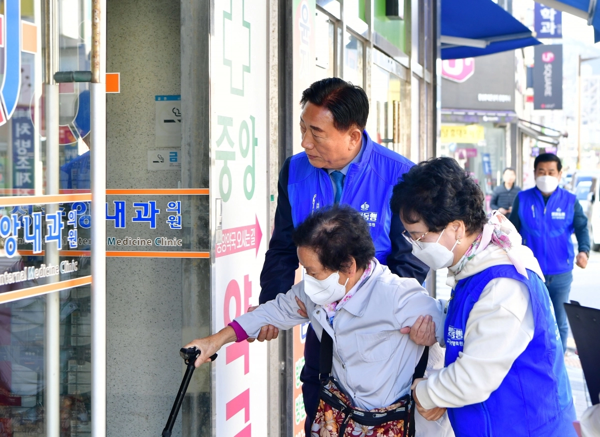 김한종 장성군수가 어르신을 병원까지 모셔다 드리는 ‘병원 동행 서비스’ 일손을 거들고 있다. (장성군 제공)